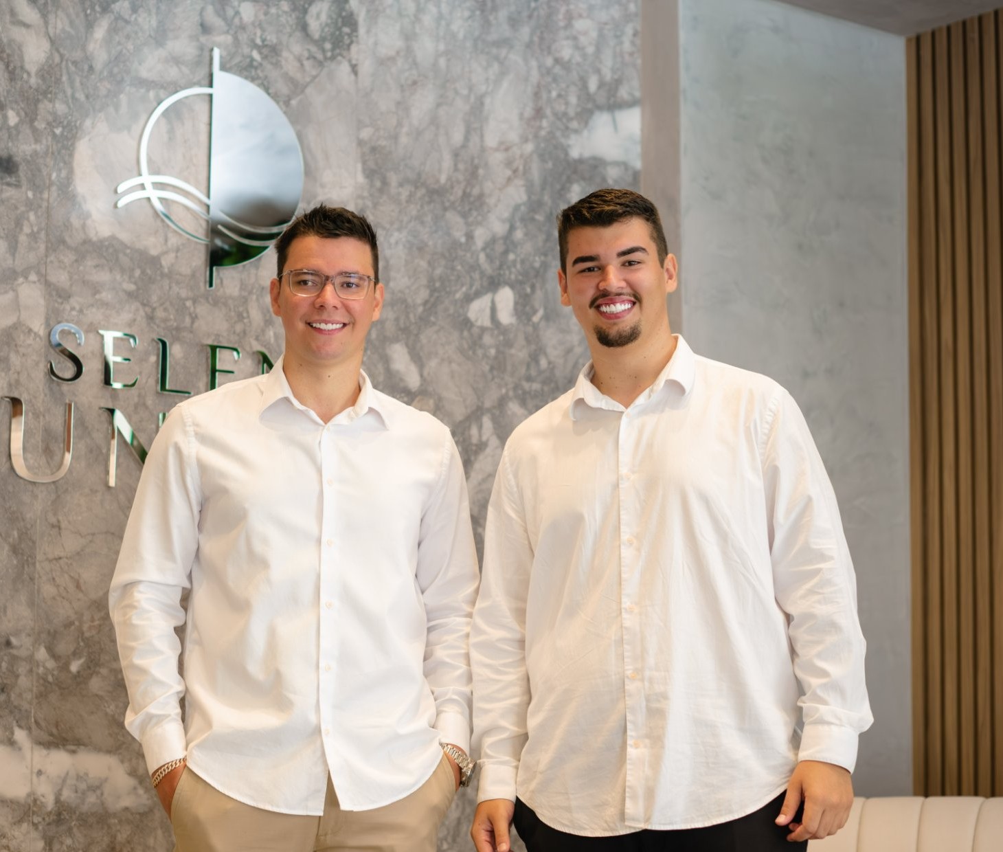 Guilherme Selent e Vitor Selent, fundadores da Selent GV, no hall do Selent Sunrise Residence
